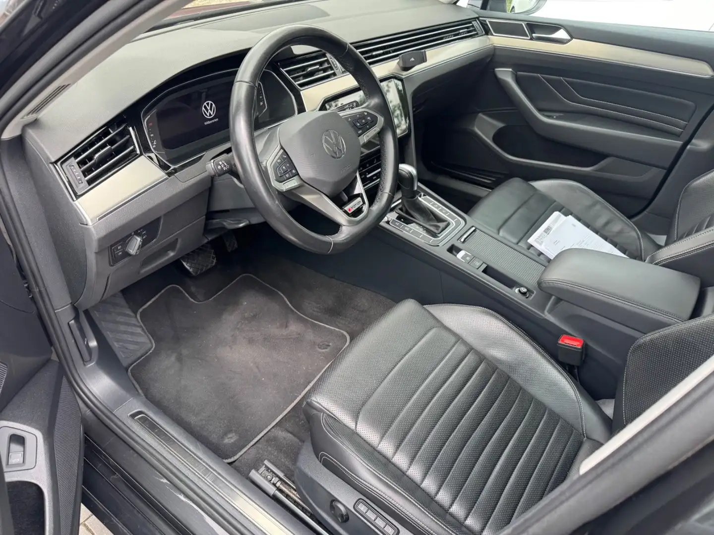 Volkswagen Passat Variant 4Motion *LEDER/PANO/MATRIX* Grau - 2