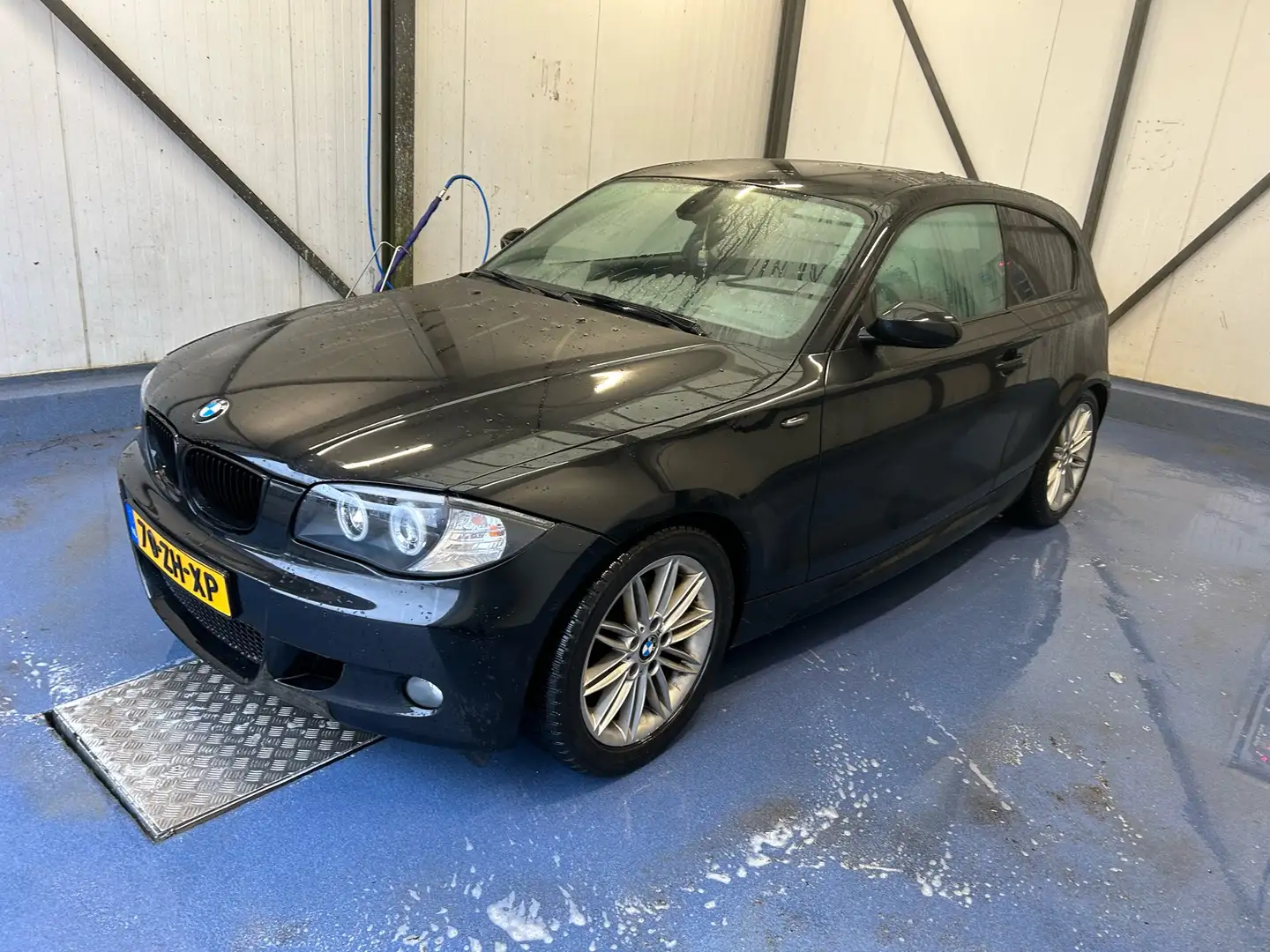 BMW 120 i High Executive NIEUWE APK! Zwart - 1