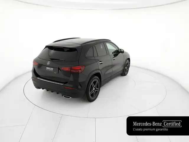 Mercedes-Benz GLA view 3