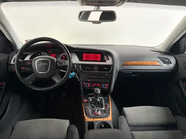 Audi A4 Avant view 3