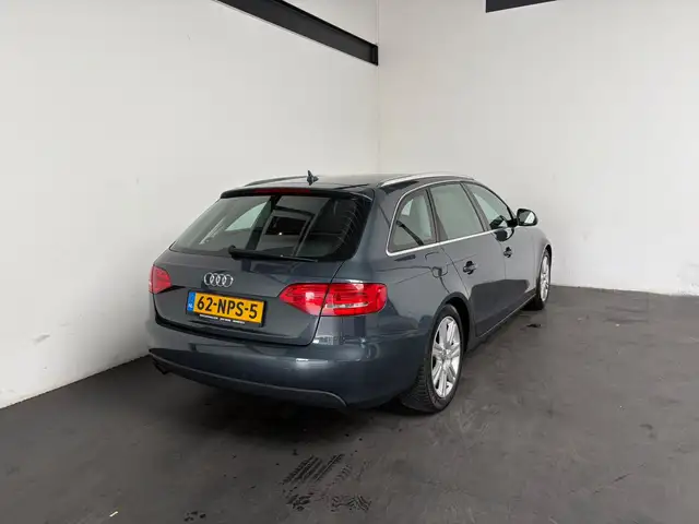 Audi A4 Avant view 2