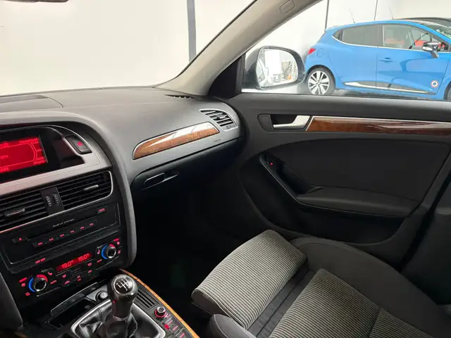Audi A4 Avant view 4