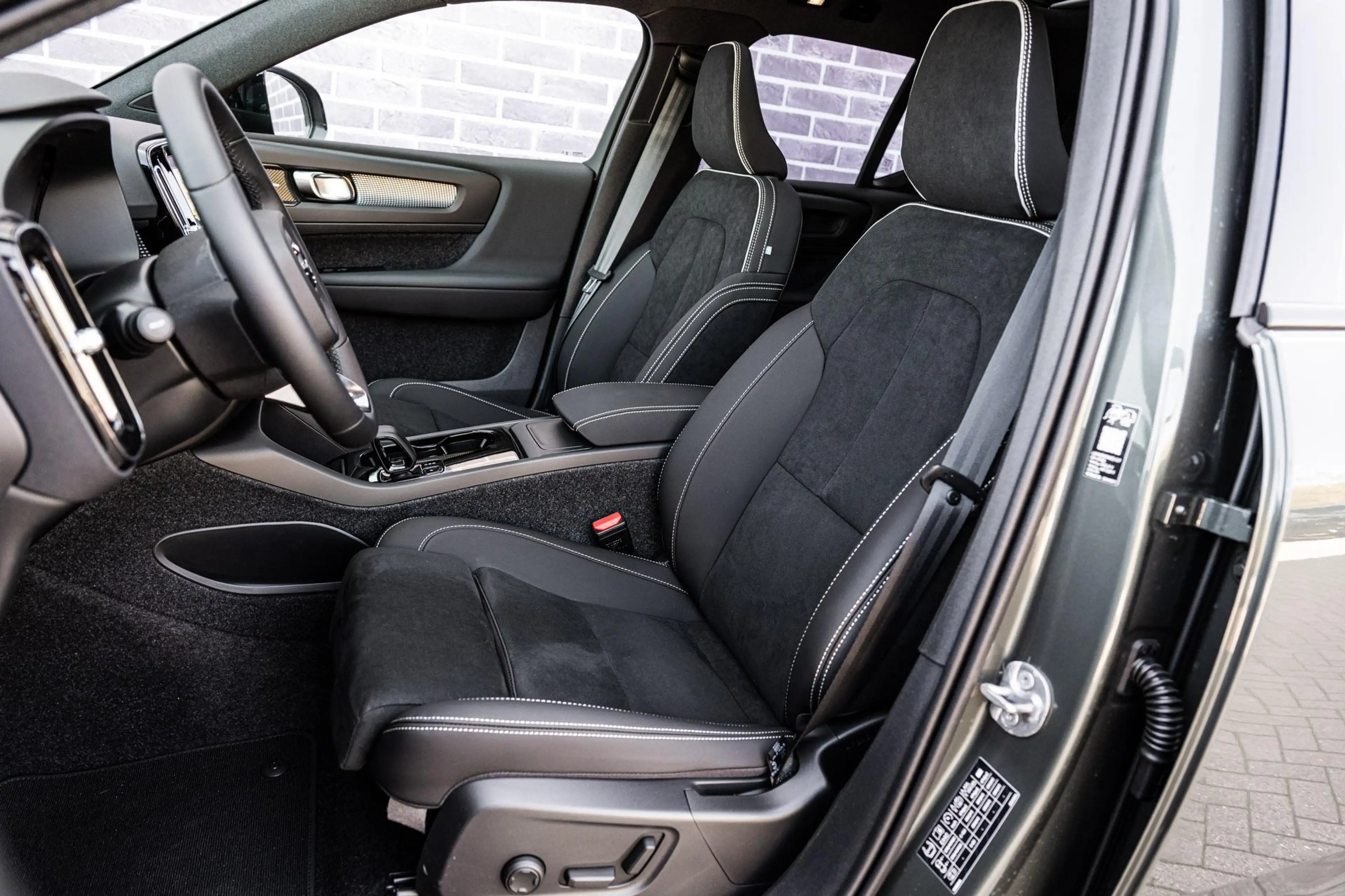 Volvo EX40 Single Motor Extended Range Ultra Black Edition | — photo 6