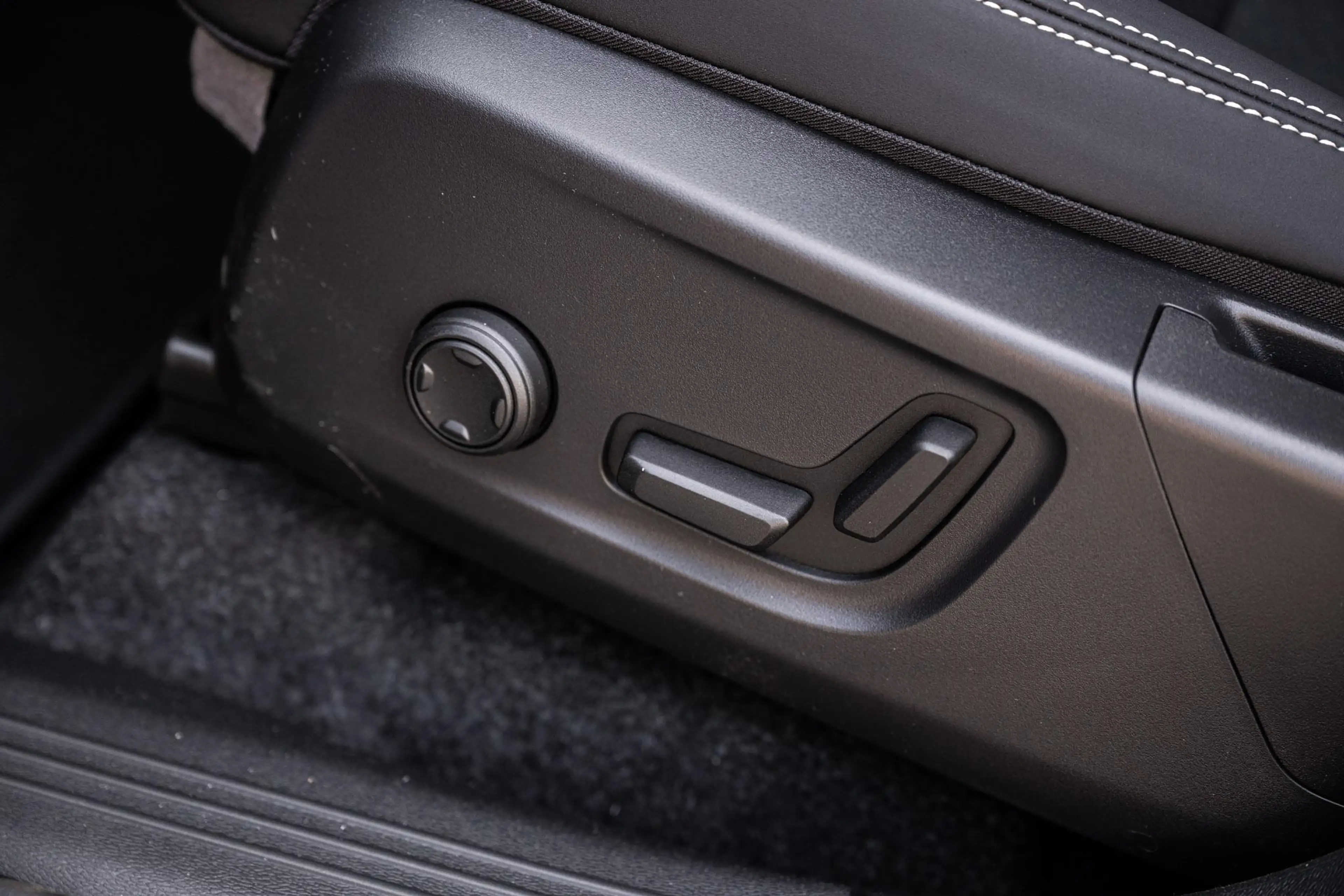 Volvo EX40 Single Motor Extended Range Ultra Black Edition | — photo 7