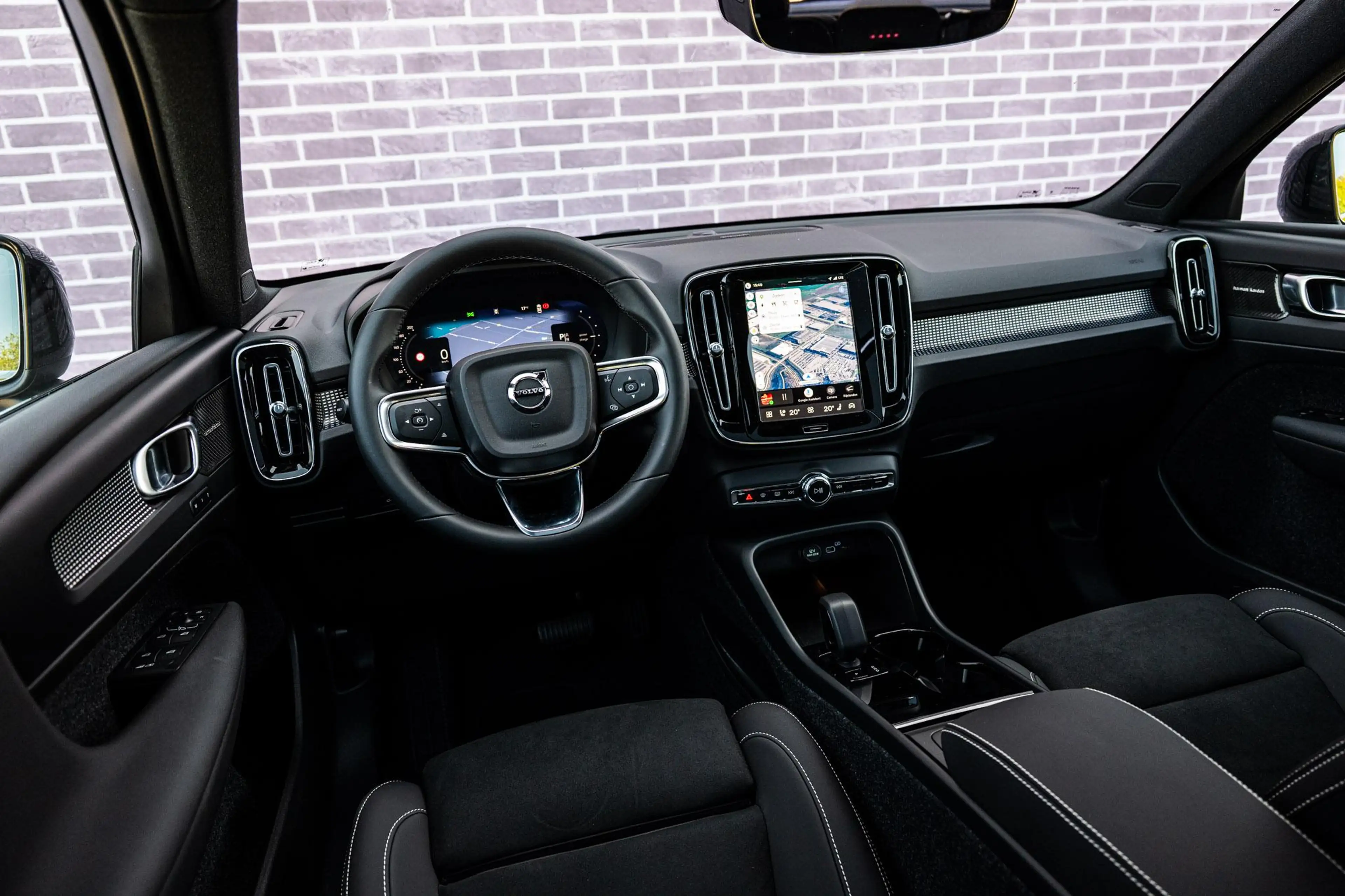 Volvo EX40 Single Motor Extended Range Ultra Black Edition | — photo 11