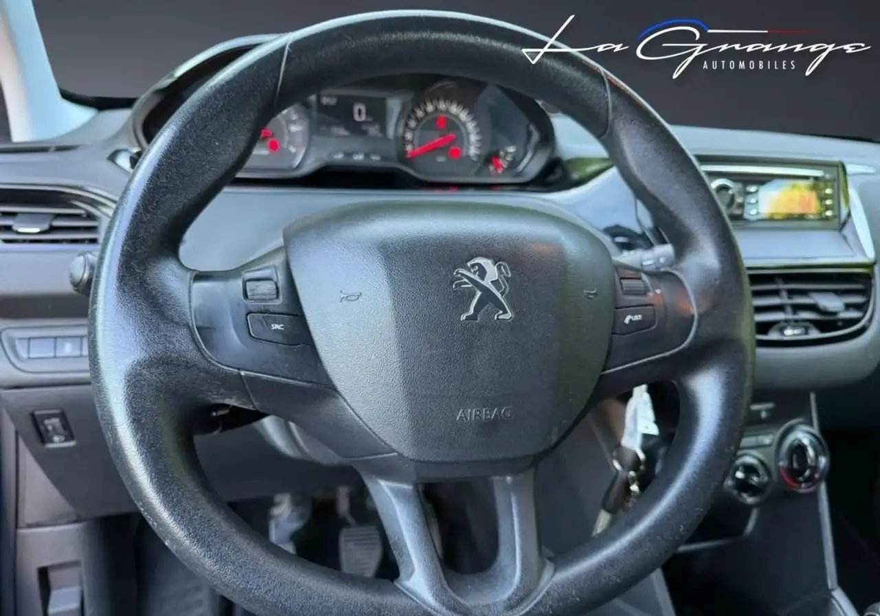 Peugeot 208 208 — photo 12