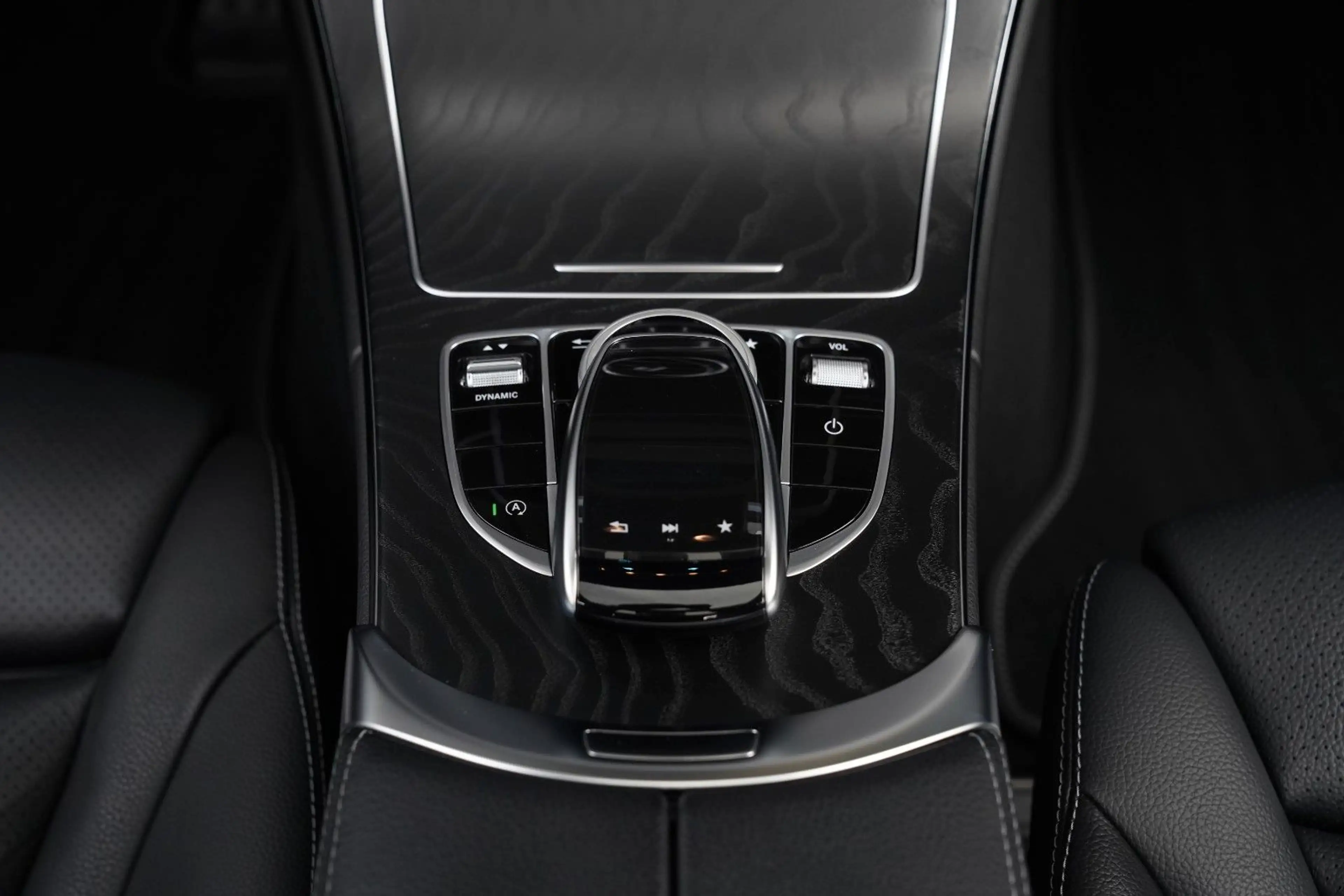 Mercedes-Benz C 250 Limo AMG LED-Pano-Leder-Comand-19Zoll-360° — photo 14