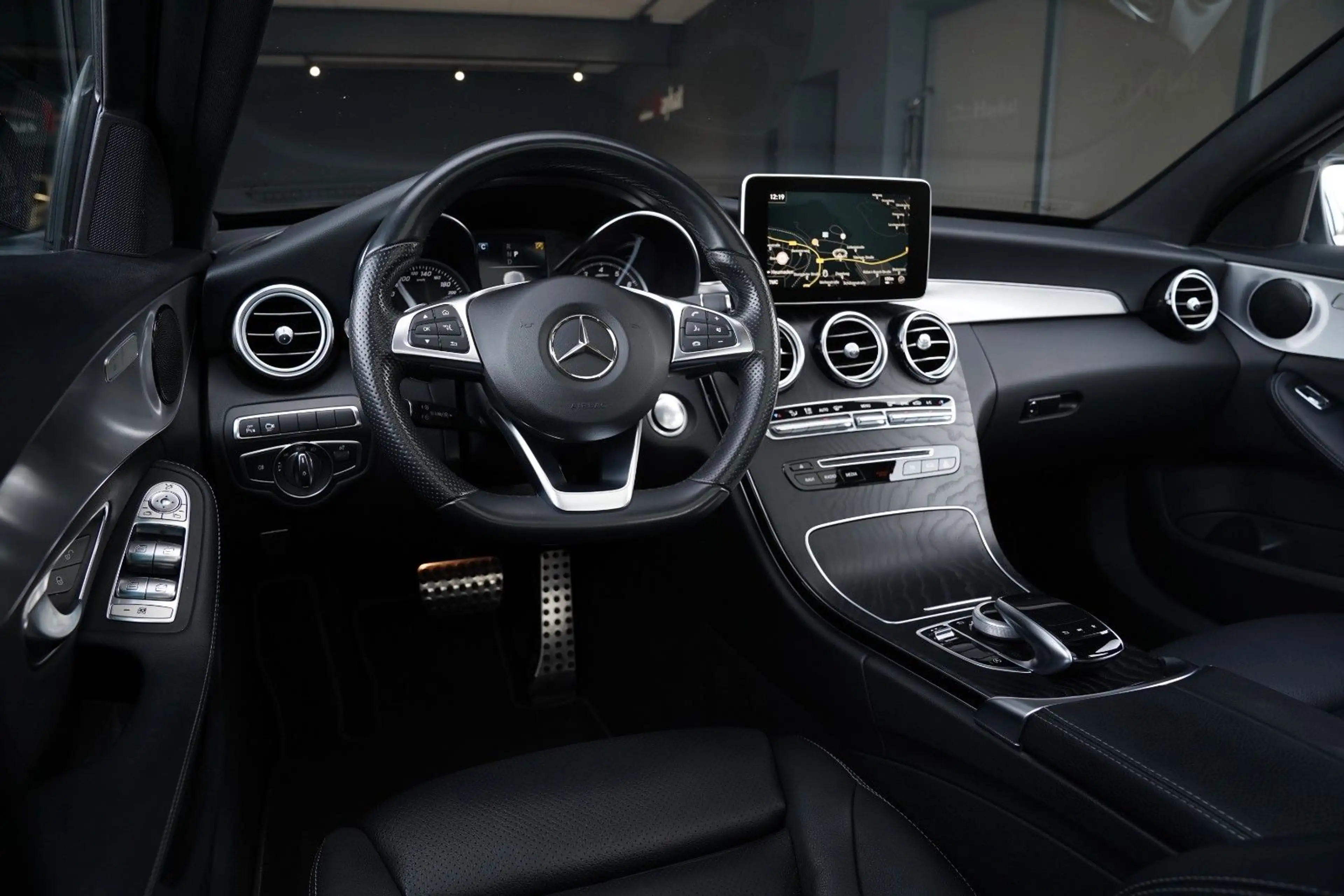 Mercedes-Benz C 250 Limo AMG LED-Pano-Leder-Comand-19Zoll-360° — photo 10