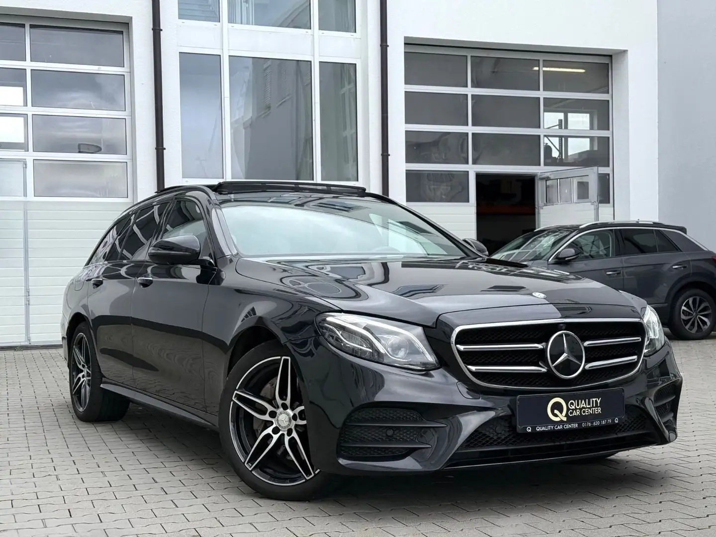 Mercedes-Benz E 220 d AMG PANO*AHK*360°*DISTR+*MEMO*NIGHT* Noir - 1