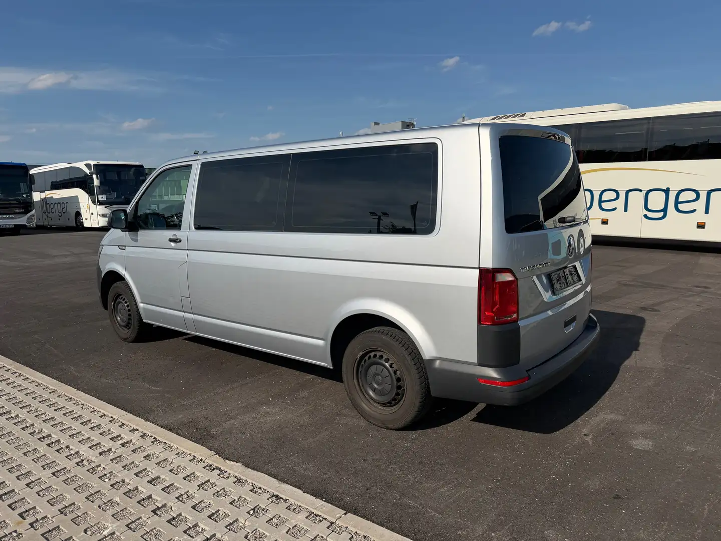 Volkswagen T6 Kombi VW T6 2,0TDI LR 150ps 9 Sitzer Schalter Kombi / Fa Grau - 2