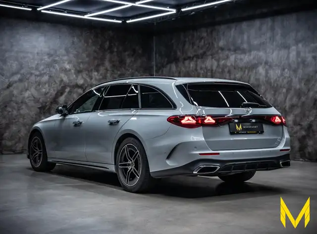 Mercedes-Benz E-Class view 4