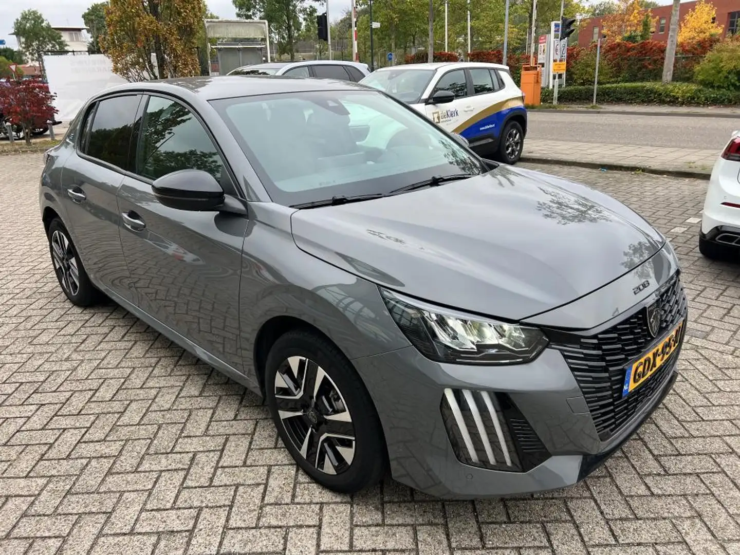 Peugeot e-208 EV Style 50 kWh | Automaat | Navigatie | Stoelverw Gris - 2