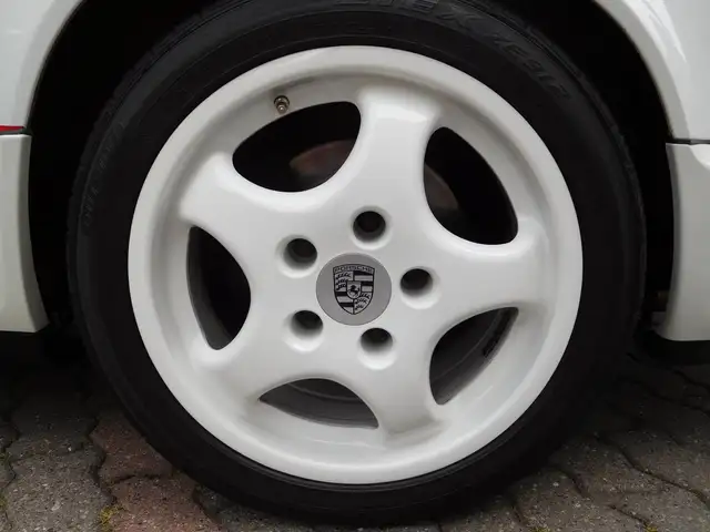 Porsche 911 view 10