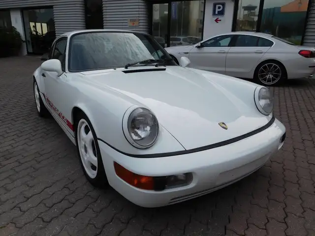Porsche 911 view 3