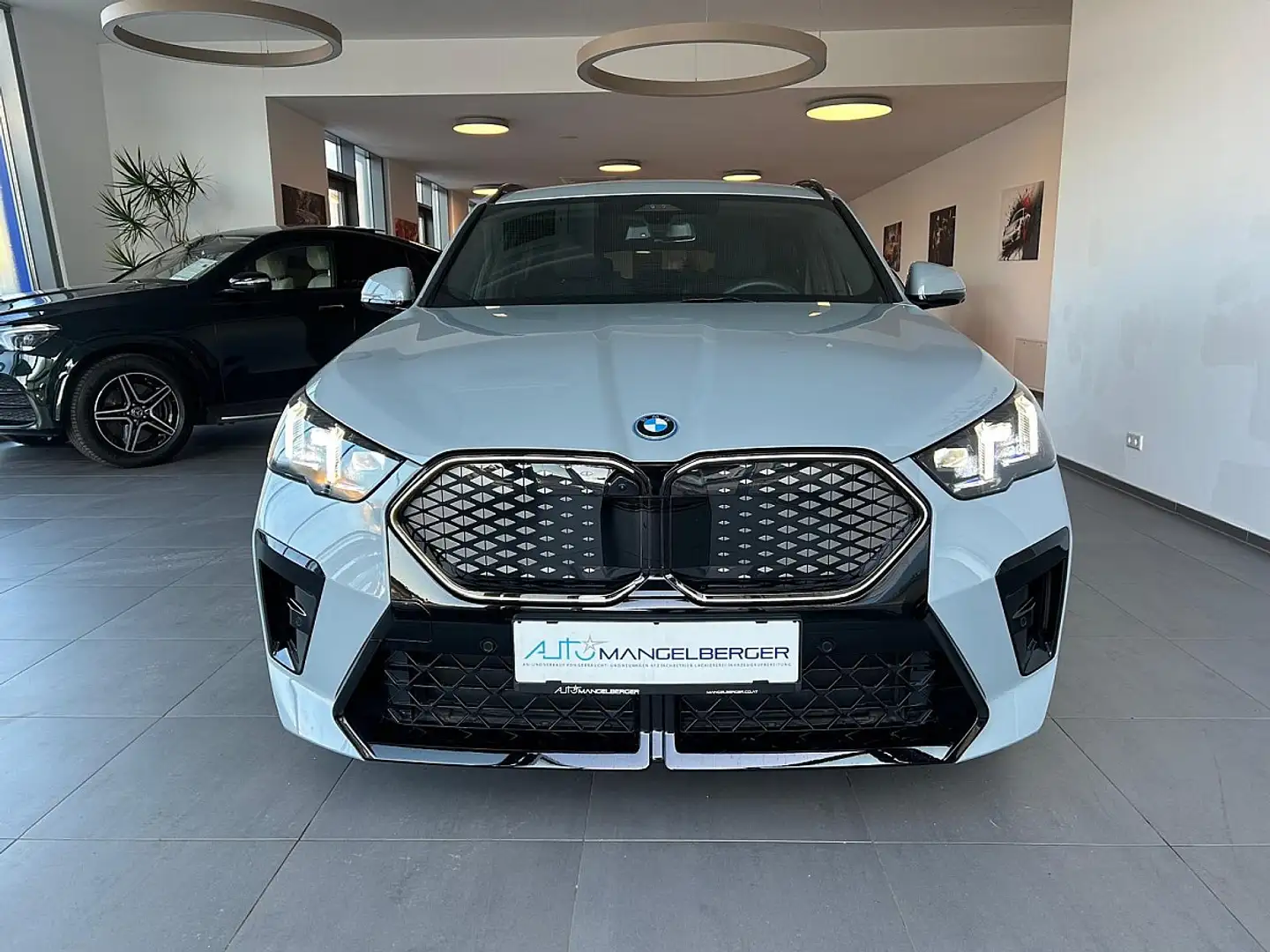 BMW iX2 eDrive20 64,8kWh Grau - 2