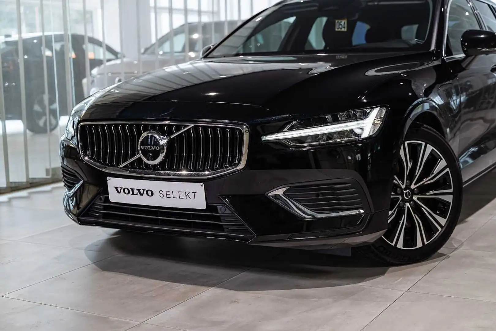 Volvo V60 3ANS D'ENTRETIEN OFFERT Ultra T6 AWD PHEV Zwart - 2
