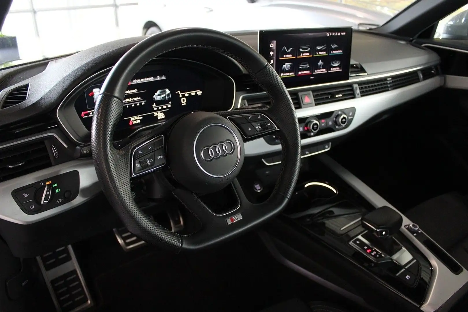 Audi A4 Avant 35 TDi S line Black Optik App DAB Gris - 2