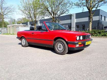 BMW 325 i cabrio E30 (1986) rood 140000 km zwart leder int