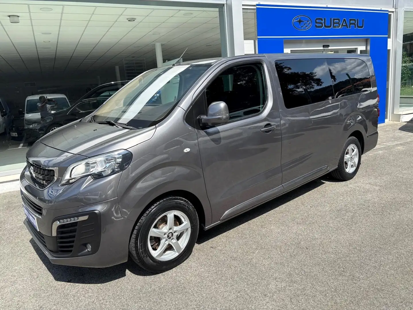 Peugeot Traveller 1.5BlueHDI Business Long 120 Gris - 1