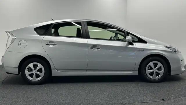 Toyota Prius view 9