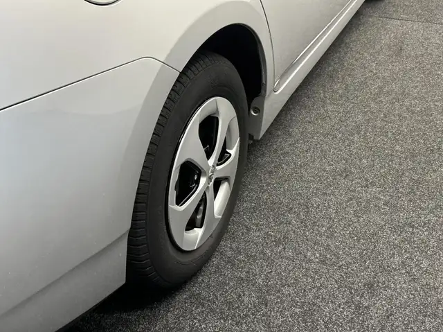 Toyota Prius view 13
