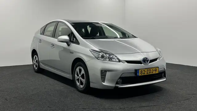 Toyota Prius view 3