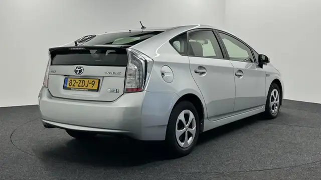Toyota Prius view 4