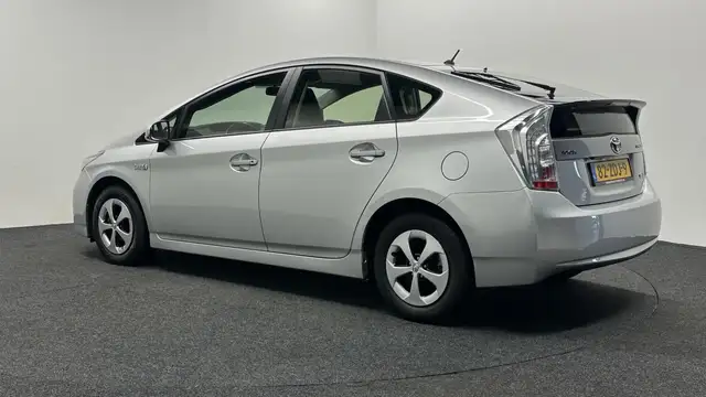 Toyota Prius view 5