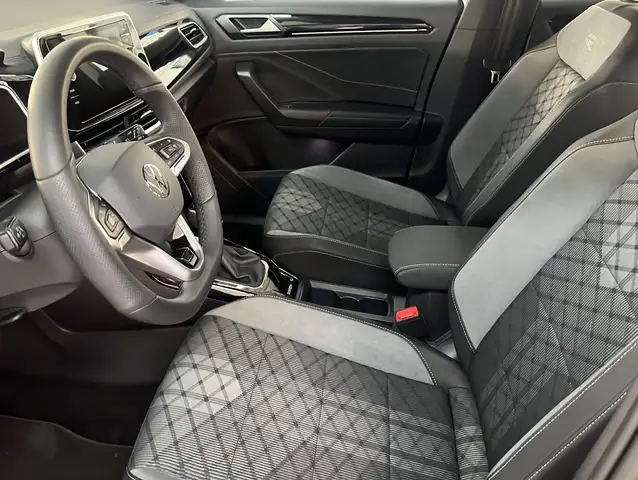 Volkswagen T-Roc view 3