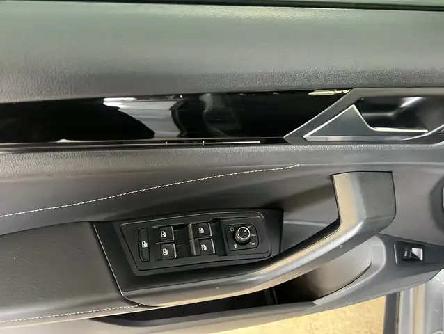 Volkswagen T-Roc view 5