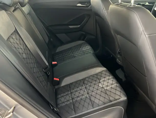 Volkswagen T-Roc view 13