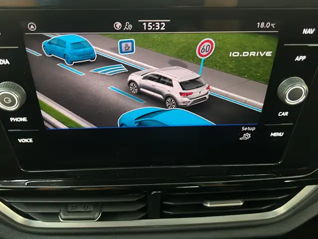 Volkswagen T-Roc view 18