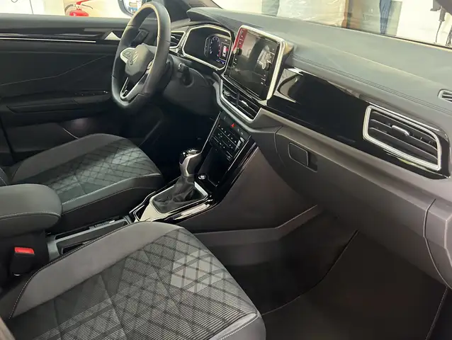 Volkswagen T-Roc view 14