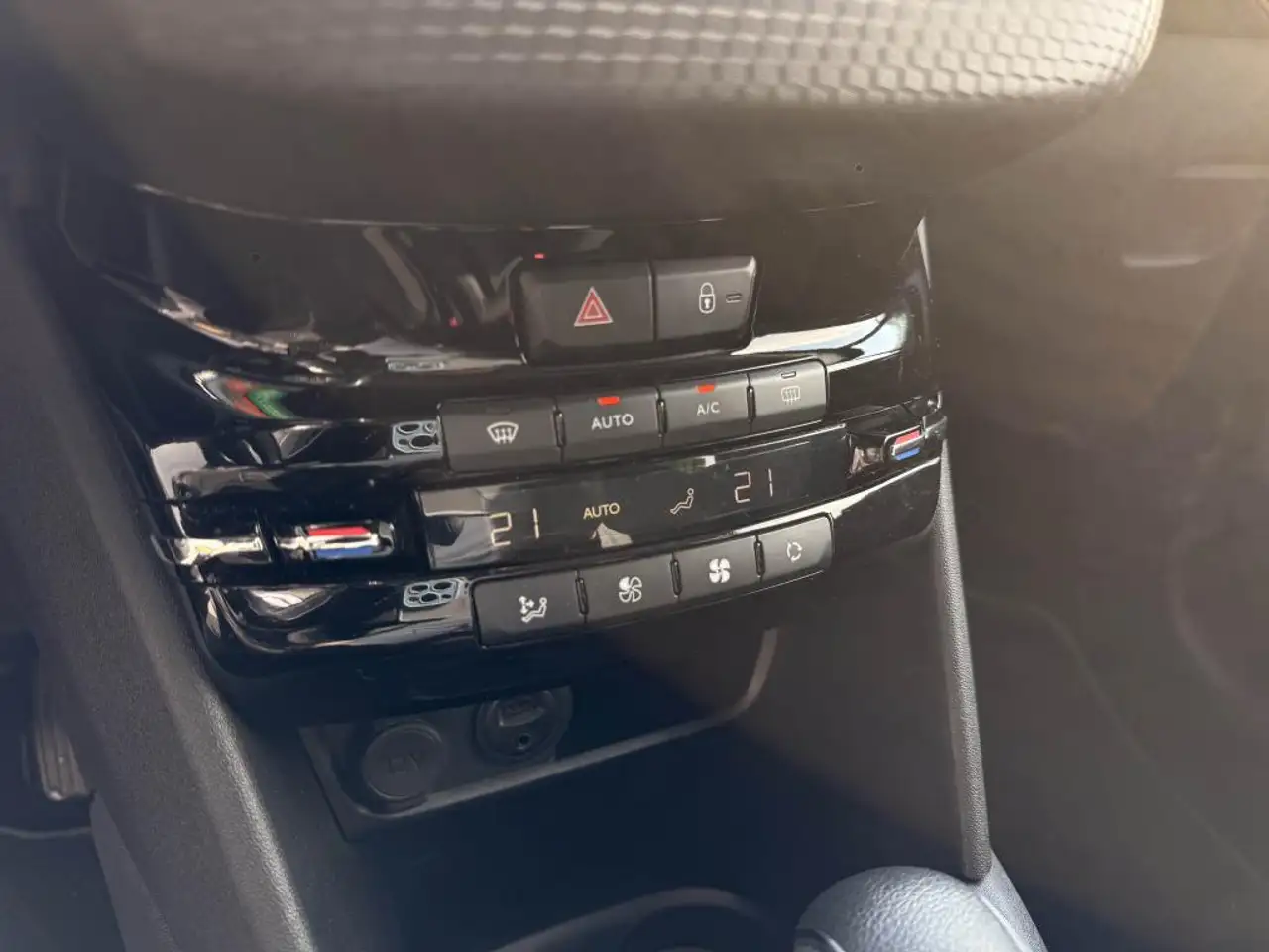 Peugeot 208 208 — photo 13