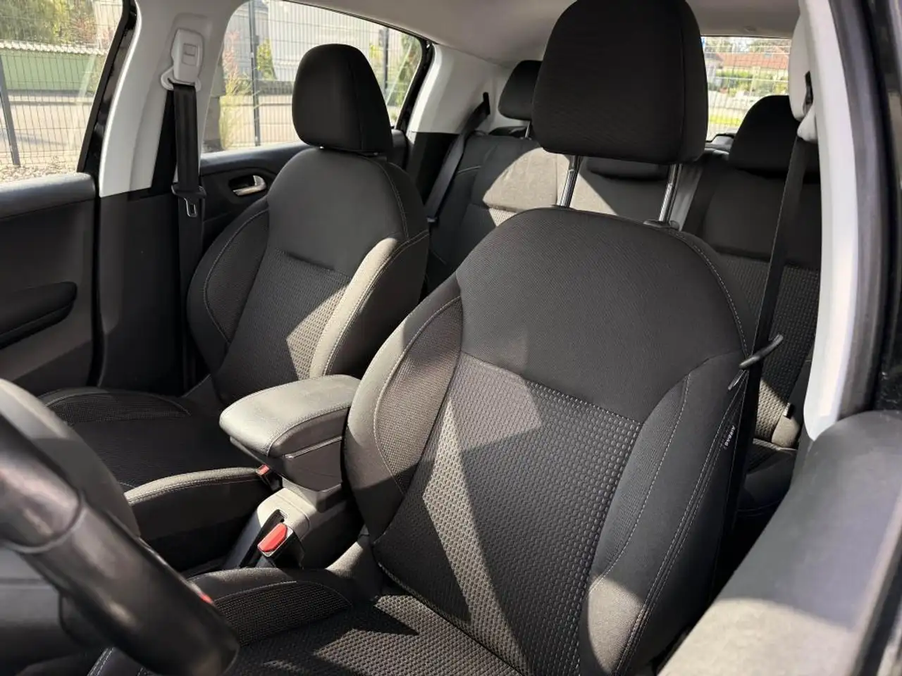 Peugeot 208 208 — photo 9