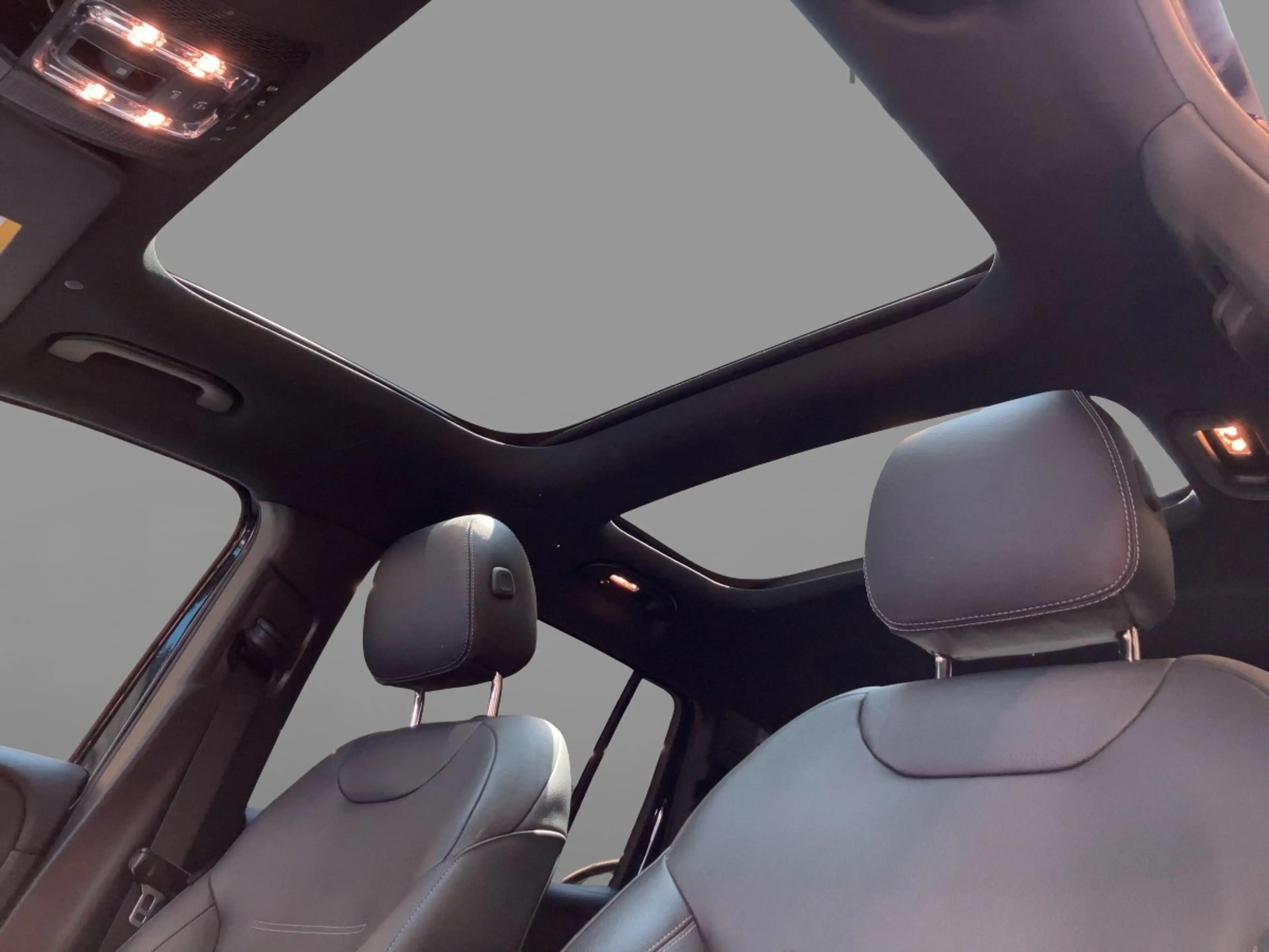 Mercedes-Benz EQB 300 4MATIC — photo 13