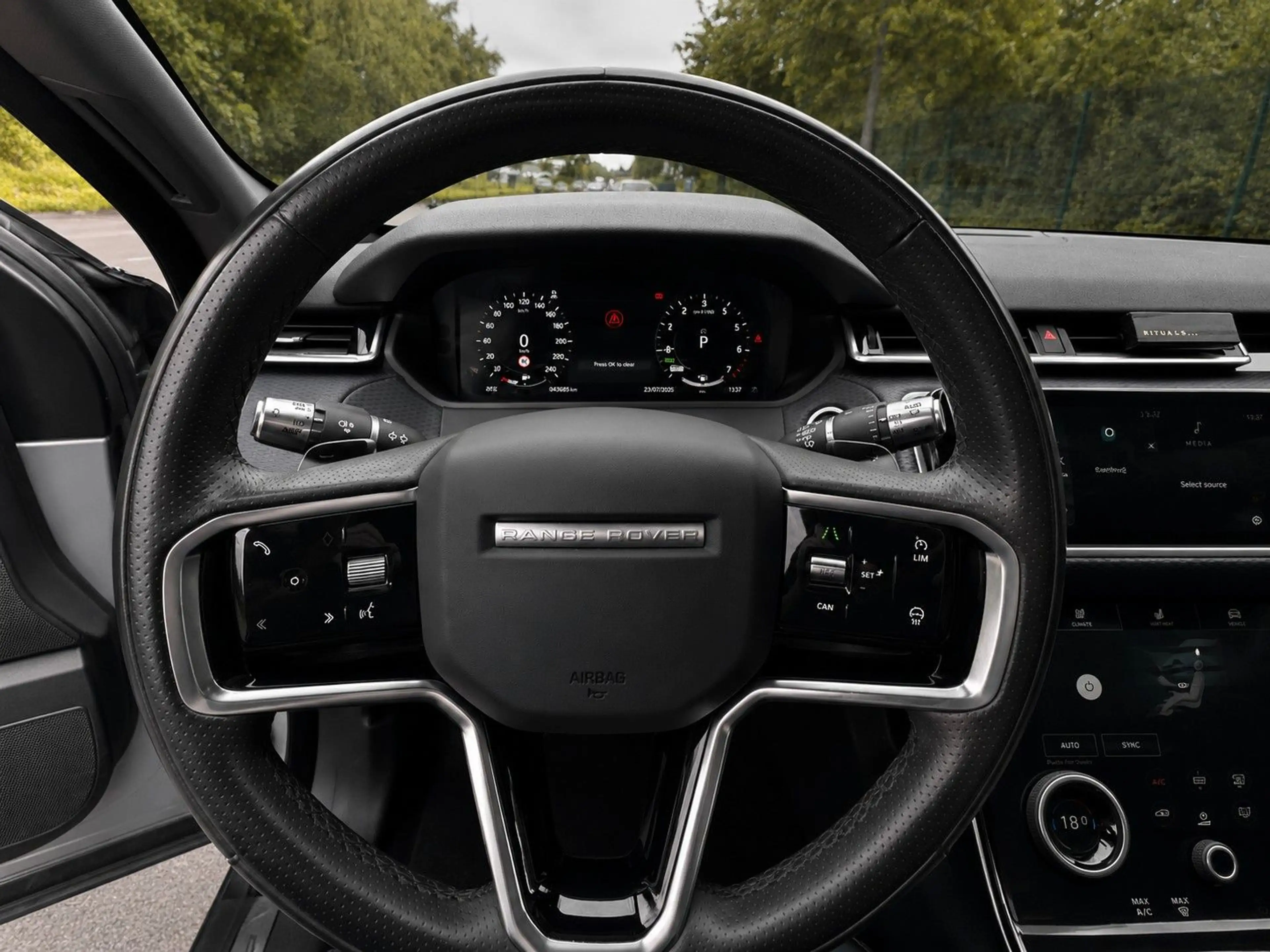 Land Rover Range Rover Velar 2.0 P400e DYNAMIC SE AWD — photo 7