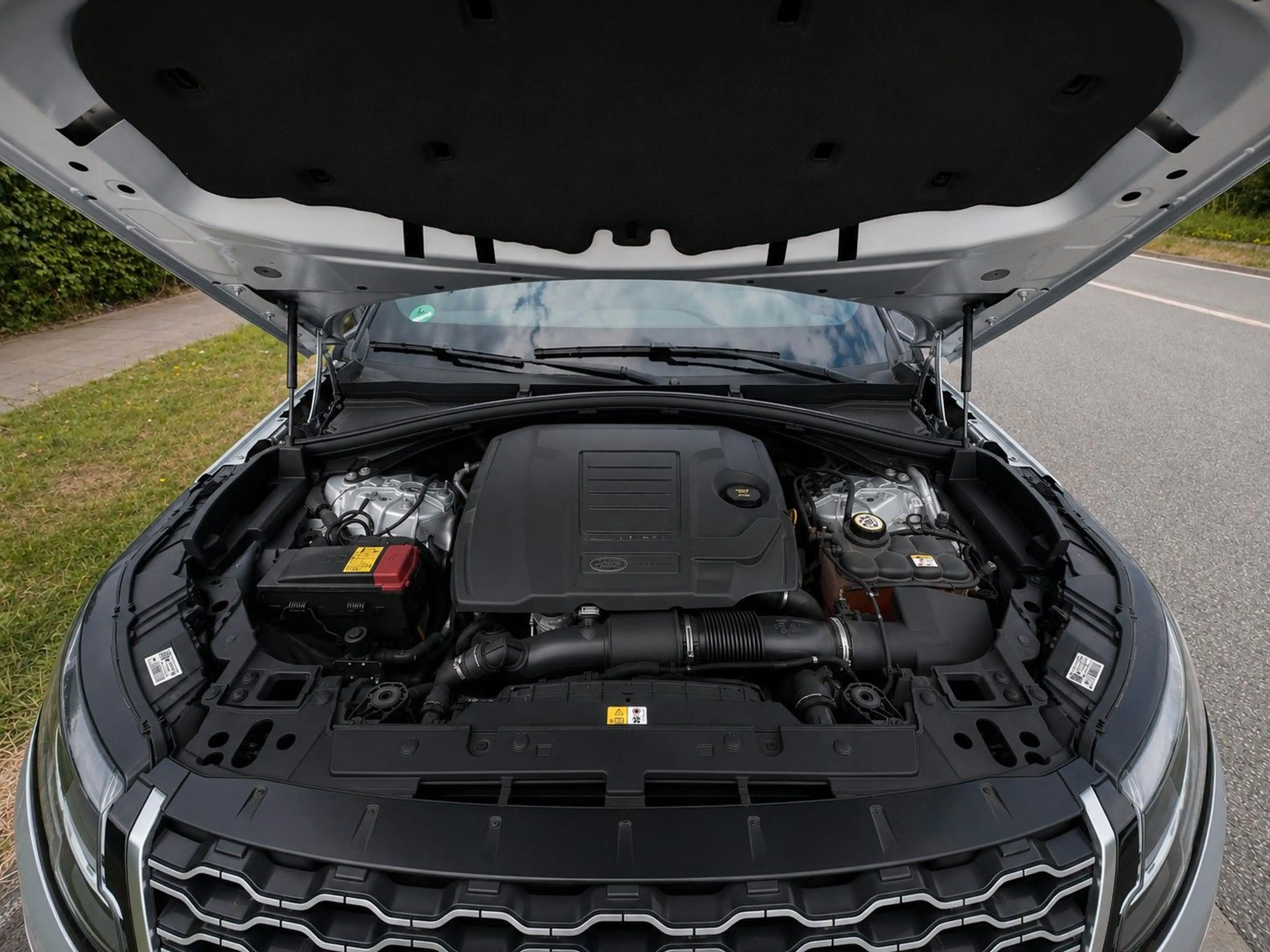 Land Rover Range Rover Velar 2.0 P400e DYNAMIC SE AWD — photo 11