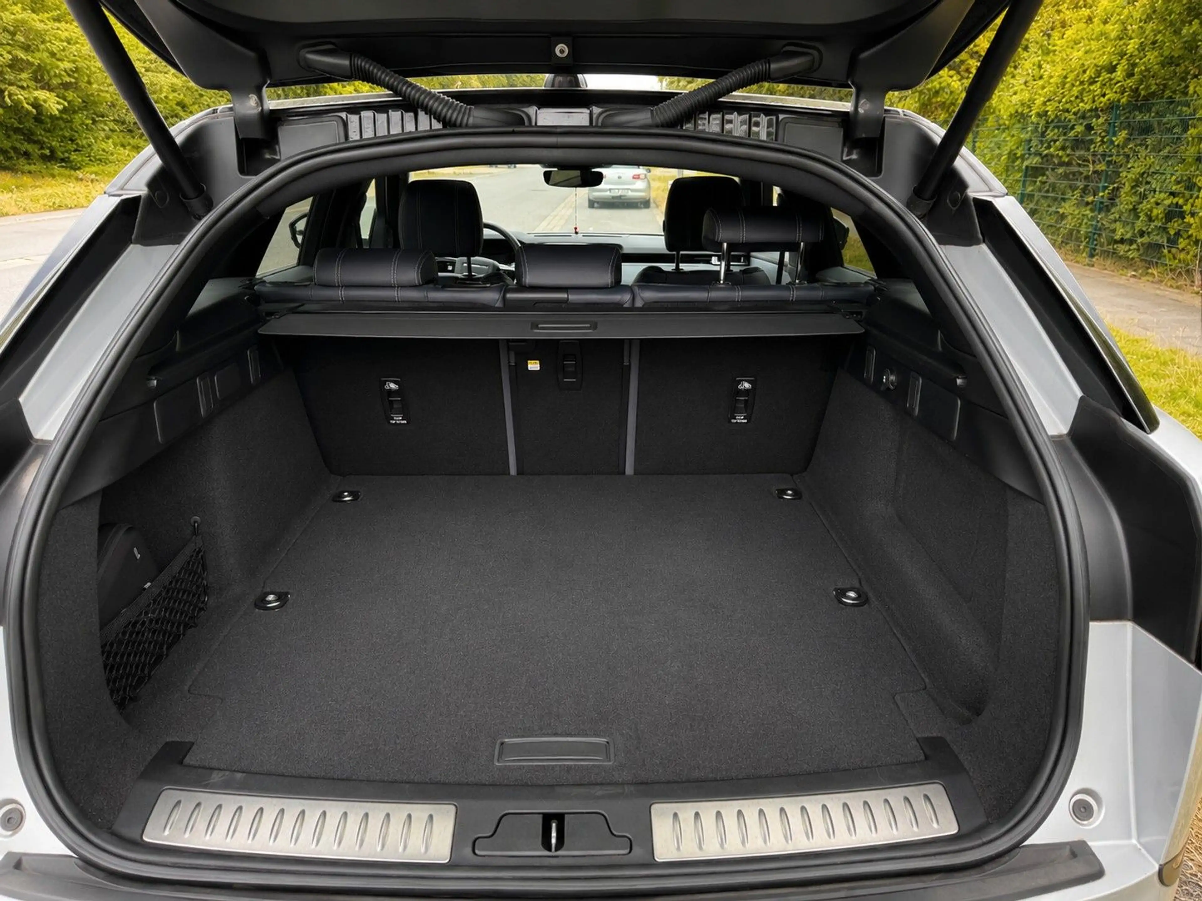 Land Rover Range Rover Velar 2.0 P400e DYNAMIC SE AWD — photo 12
