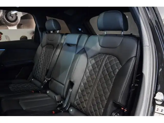 Audi Q7 view 11