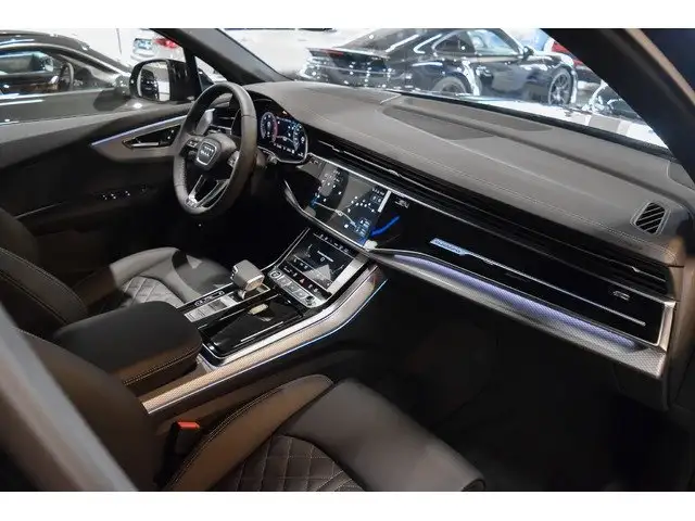 Audi Q7 view 4