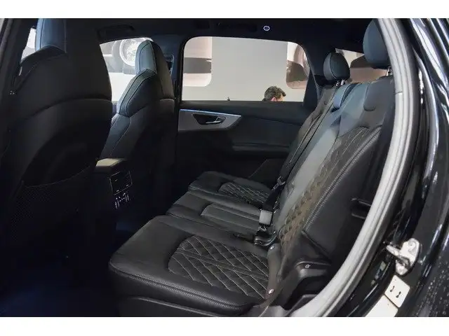 Audi Q7 view 9