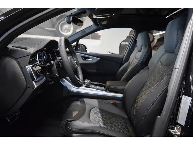 Audi Q7 view 5