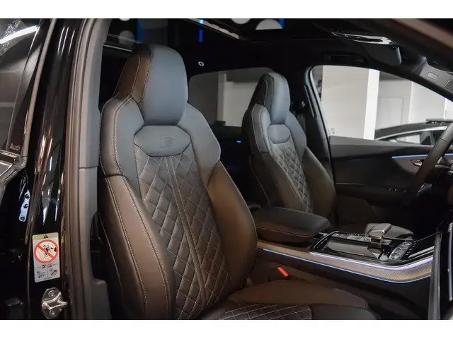 Audi Q7 view 8