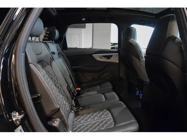 Audi Q7 view 10