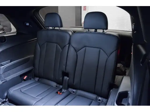 Audi Q7 view 13