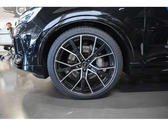 Audi Q7 view 29