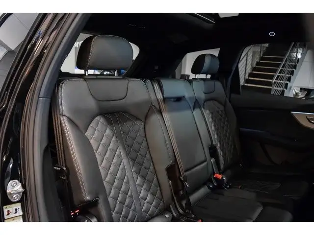Audi Q7 view 12