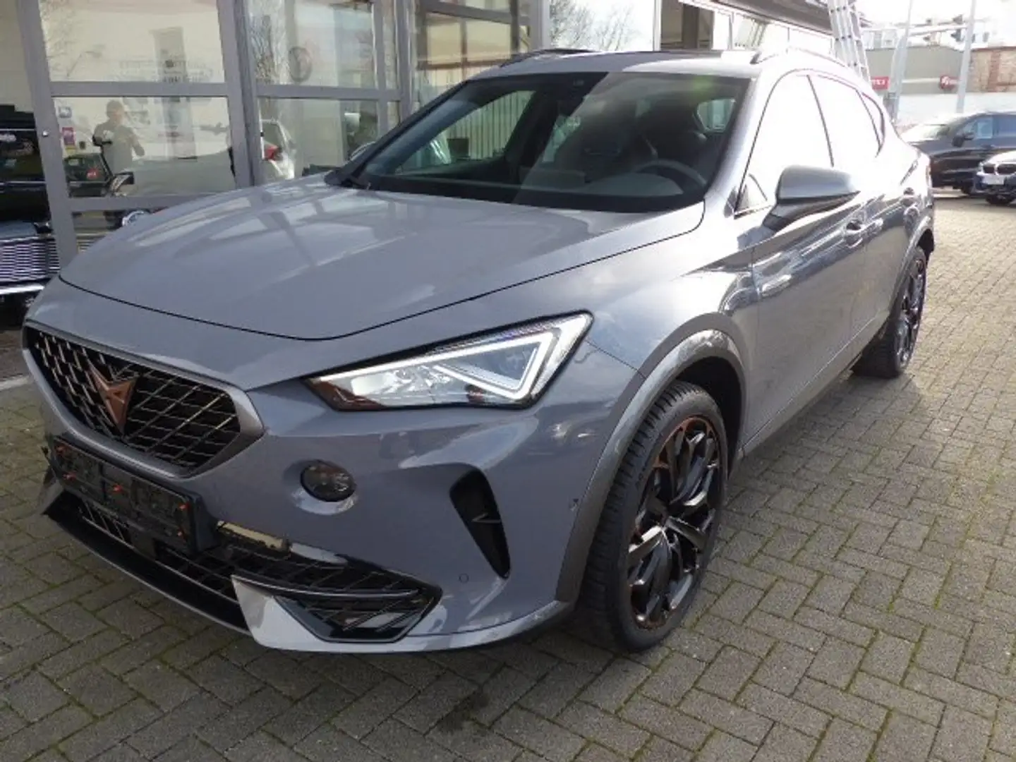 CUPRA Formentor VZ 4Drive DSG *PANO*AHK*BREMBO*ALU 19"*BEATS* Grau - 1