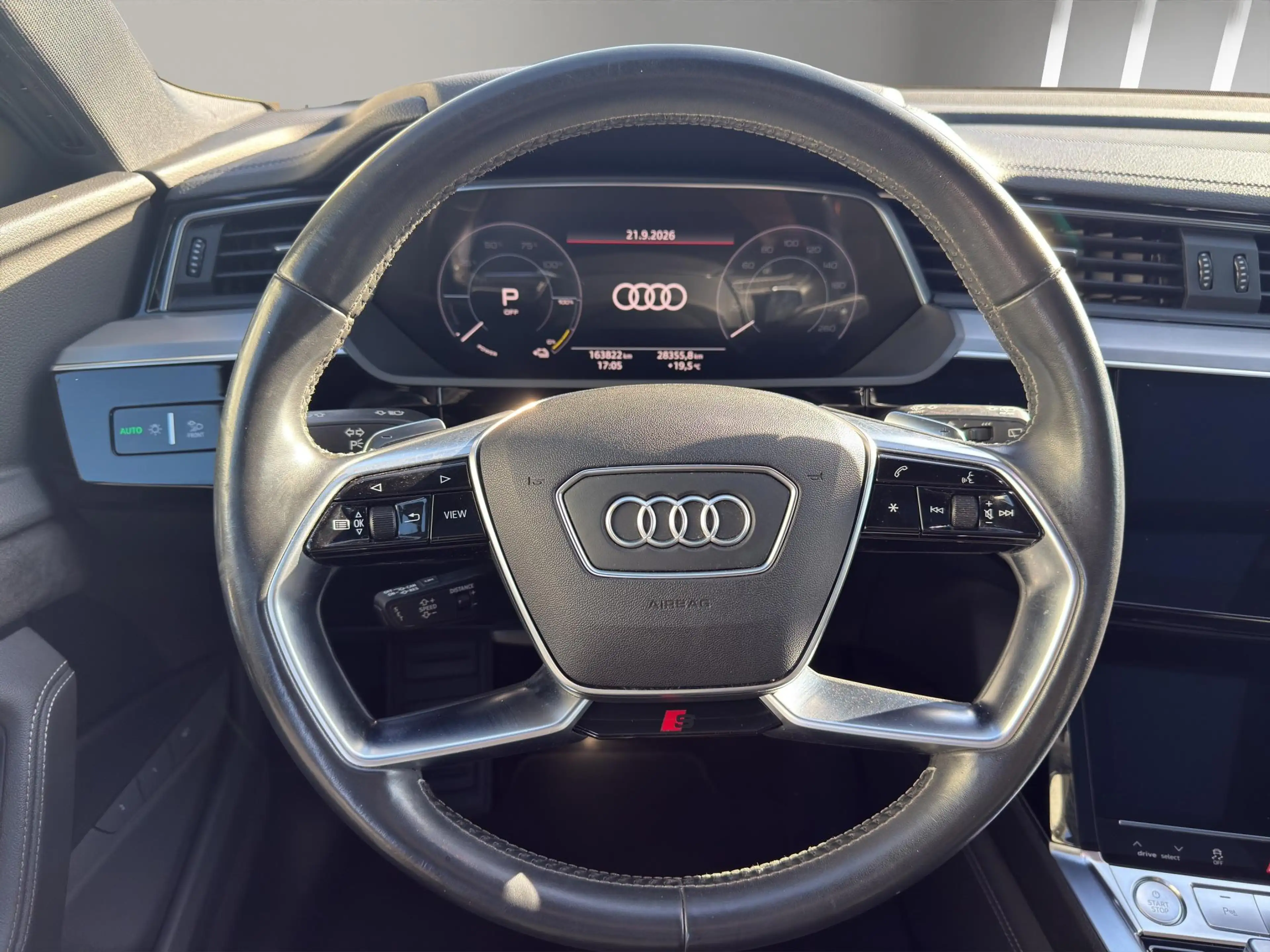 Audi e-tron e-tron 50 quattro Launch edition Black | Pano | S- — photo 11